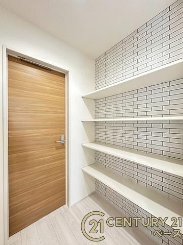 大和郡山市九条町 ／新築一戸建の収納|■現地撮影写真■キッチン横にはスッキリ片付くパントリー収納を完備！