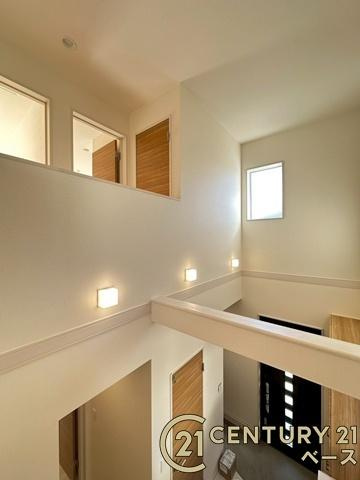 大和郡山市九条町 ／新築一戸建の内装|■現地撮影写真■こちらは開放感あふれる玄関上の吹き抜けとなっております。
