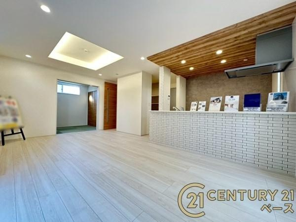 大和郡山市九条町 ／新築一戸建の居間・リビング|■現地撮影写真■ＺＥＨ水準の省エネ住宅！ポップアップ天井・折上天井・玄関吹抜でデザイン性の高い内装！