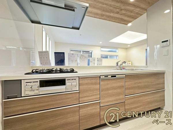 大和郡山市九条町 ／新築一戸建のキッチン|■現地撮影写真■収納力と使いやすさを追求したシステムキッチンです！食洗機付きで毎日の洗い物も楽々！