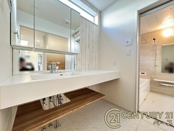 大和郡山市九条町 ／新築一戸建の独立洗面台|■現地撮影写真■洗練されたデザイン＋清潔感を保ちやすいフルフラットカウンターを採用！