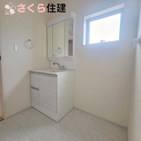 第1下野石橋　2号棟の独立洗面台|三面鏡洗面台は収納もたっぷりあります♪