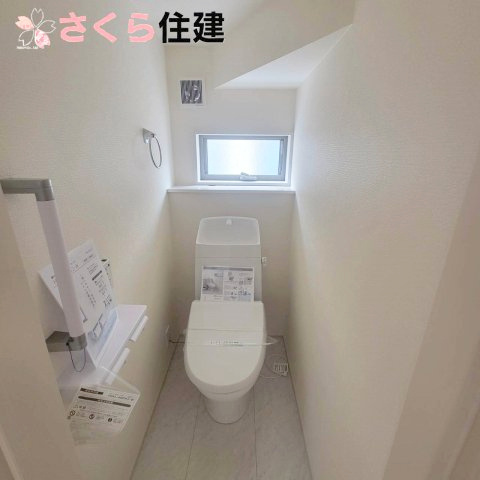第1下野石橋　2号棟のトイレ|1階トイレは階段下を有効活用し、手摺もついた清潔感のあるトイレになります◎