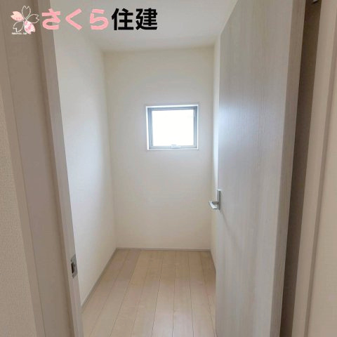 第1下野石橋　2号棟の収納|2階には約3帖のサービスルームがあり、季節物の収納やテレワークルームとしての活用はいかがでしょうか？