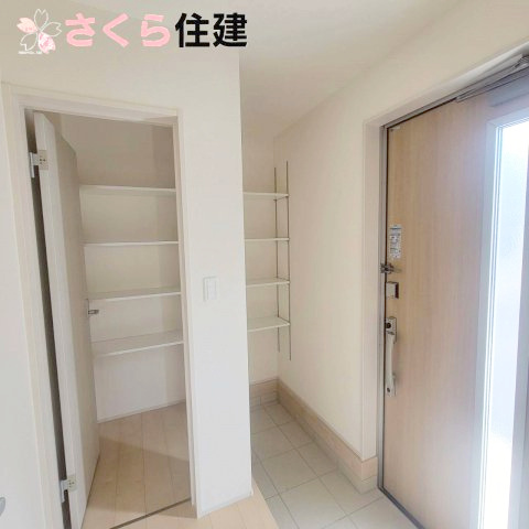 第1下野石橋　2号棟の玄関|玄関は家族用の入り口を別で設けることにより、常にキレイな状態の玄関を保つことができます◎