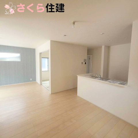 第1下野石橋　2号棟の居間・リビング|リビングが中心の間取りとなている為、自然と家族が集まります♪