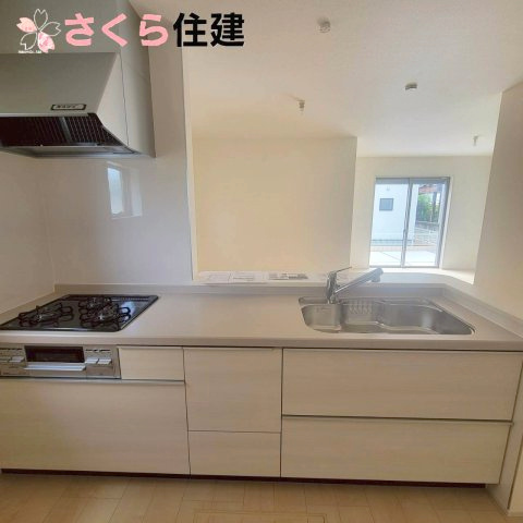 第1下野石橋　2号棟のキッチン|対面式システムキッチンは3口コンロでお料理の効率アップ♪