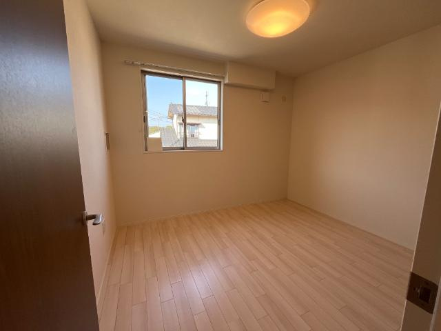 【洋室】 | Ｂｅｌｌａ　Ｆｏｒｅｓｔａ | 落ち着いた色調の洋室です