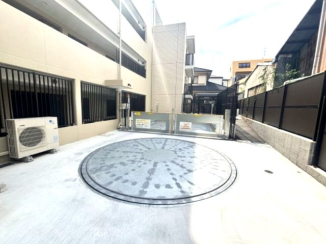 ワコーレフェリズ西岡本の駐車場