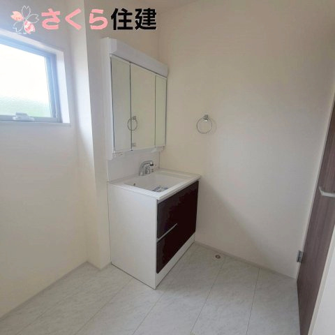 第1下野石橋　3号棟の独立洗面台|三面鏡洗面台は収納もたっぷりあります♪