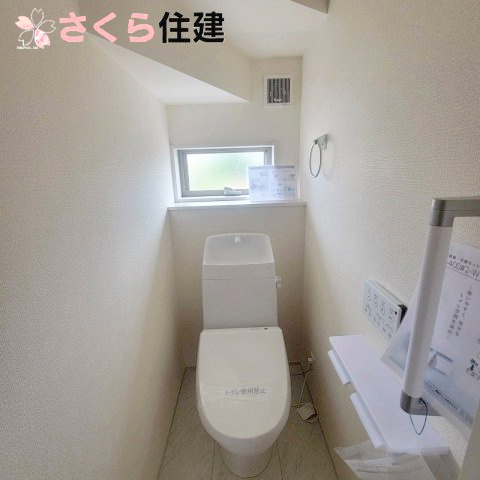 第1下野石橋　3号棟のトイレ|1階トイレは階段下を有効活用し、手摺もついた清潔感のあるトイレになります◎
