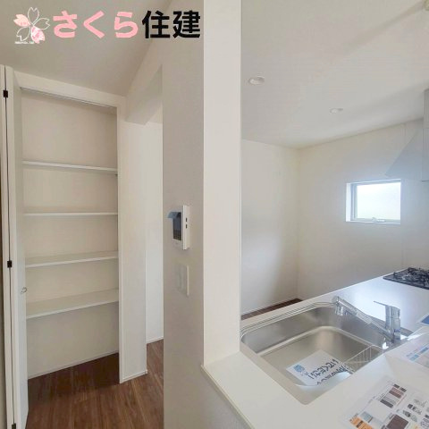 第1下野石橋　3号棟のその他|キッチンには日用品や、食品のストックが可能な収納スペースがあり、たくさんお買い物をしても収納場所には困りません♪