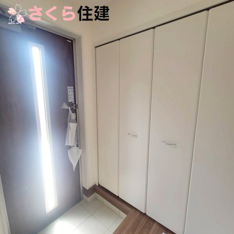 第1下野石橋　3号棟の玄関|玄関は家族全員分の靴も収納可能な靴箱があります◎