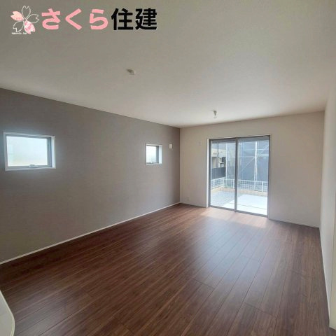 第1下野石橋　3号棟の居間・リビング|アクセントクロスが印象的なリビングです♪