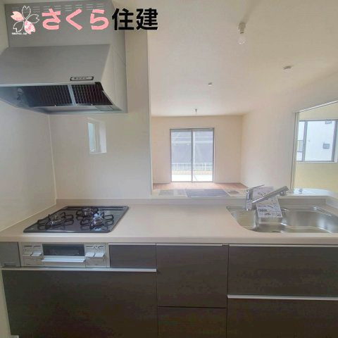 第1下野石橋　3号棟のキッチン|対面式システムキッチンは3口コンロでお料理の効率アップ♪