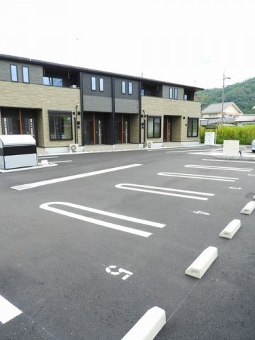 ウィング吉田の駐車場