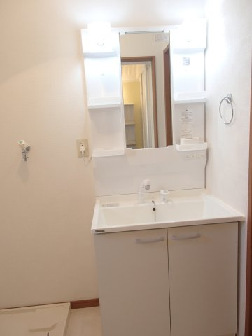 ボンジュール追分の独立洗面台|別部屋同一間取りのお写真となります。
