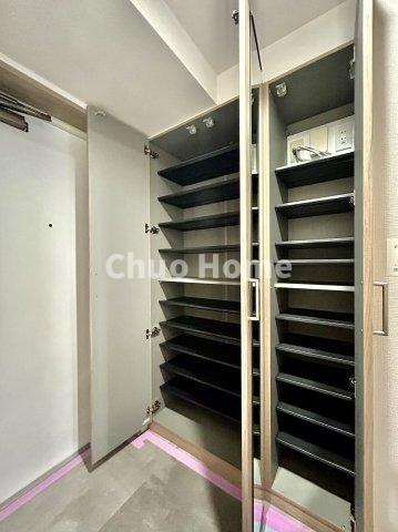 ジェイパーク北千住モナクレイスの玄関|【玄関】玄関には大型のシューズクローゼットを設置しておりますのでいつでもスッキリりとした空間を保てます。玄関周りを清潔に使うのはとても大事なことですよね。