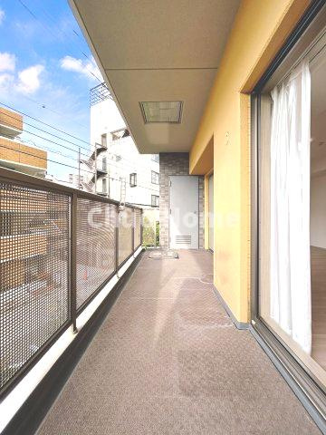 ジェイパーク北千住モナクレイスのバルコニー|【バルコニー】幅もあって、奥行きもあるゆとりのバルコニー。洗濯物を干したり乾かしたりだけでなく、ただ出てみるだけでも気持ちいいですよ。