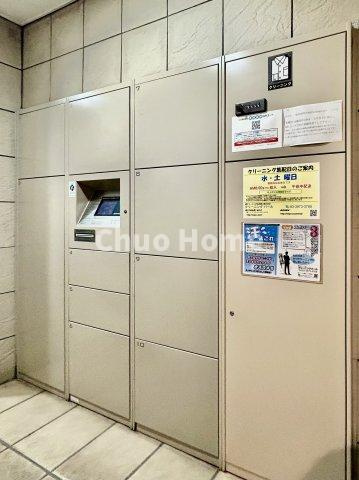 ジェイパーク北千住モナクレイスの設備|【宅配ボックス】在宅時・不在時に関わらず、居住者の代わりに非対面で宅配物を受け取ってくれる便利な設備です。わかりやすくご説明致しますので見学時にはお部屋だけではなく共用部分もぜひチェックしてください。