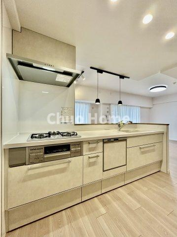 ジェイパーク北千住モナクレイスのキッチン|ワイドで収納豊富なシステムキッチン