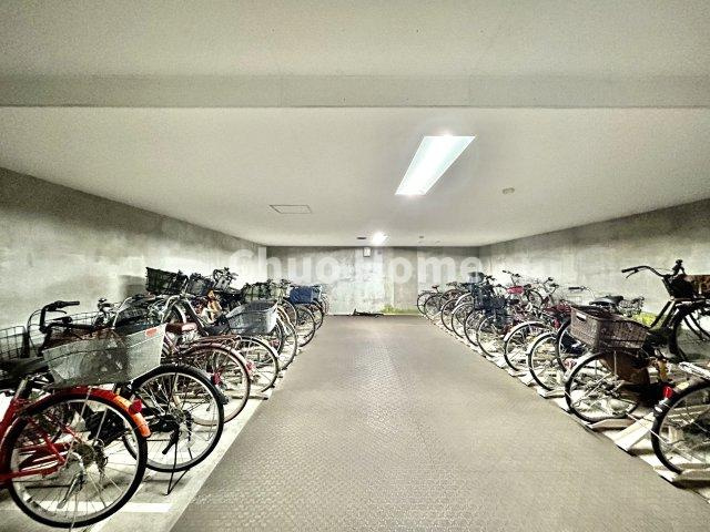 ジェイパーク北千住モナクレイスの駐輪場|【自転車置き場】最新の空き状況や費用などの詳細は担当スタッフまでお問い合わせください。