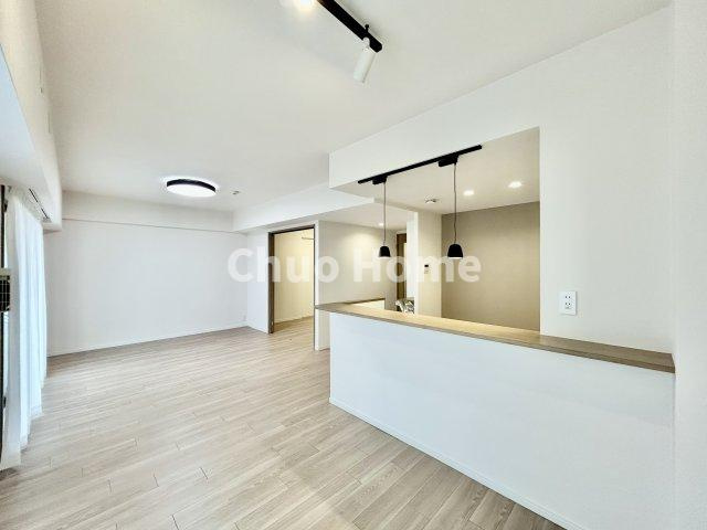 ジェイパーク北千住モナクレイスのキッチン|視界に広がりを生むオープンなキッチン。料理や片付けをしながら、家族との会話を楽しんだり、リビングで遊ぶ子どもを見守れます。ご見学時には家具の配置などもイメージしながらぜひご覧になって見て下さい。