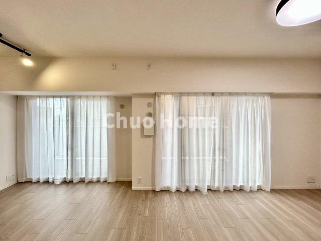 ジェイパーク北千住モナクレイスの居間・リビング|【リビングダイニング】一日の中で多くの時間を過すことになるリビングダイニングだからこそ、いつも穏やかな空間であることが必然。爽やかな通風と採光を存分に感じる事が出来る空間です。