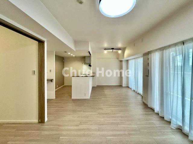 ジェイパーク北千住モナクレイスのダイニング|【ダイニング】忙しい朝でも、しっかり家族が揃って食事をして頂けるゆとりある大きさのダイニングスペース。奥様が作る手料理をカウンター越しに受けとって頂き、テーブルで囲む素敵な時間を存分に愉しんで下さい。