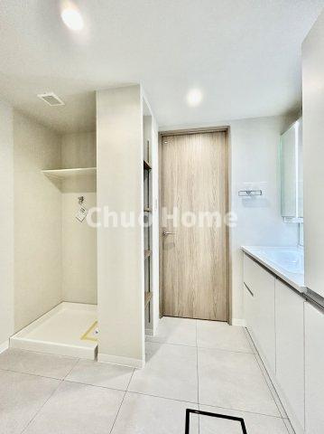 ジェイパーク北千住モナクレイスのランドリースペース|【ランドリースペース】担当者がスケールを持ち歩いておりますので、ご見学時には現在お使いの洗濯機などがきちんと収まるかなどもチェックして下さい。見学前に測っておくと非常に便利だと思います。