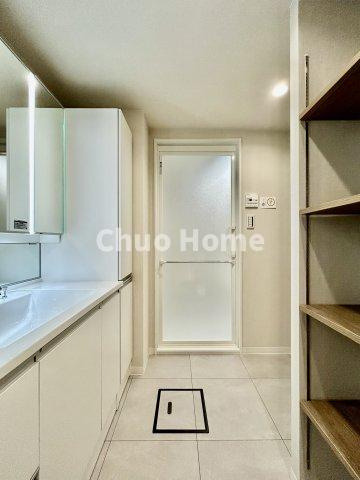 ジェイパーク北千住モナクレイスの脱衣所|【洗面所】明るい洗面所は朝をすっきりさせてくれる空間です。バタバタしている忙しい朝でも収納が多い洗面台では短い時間で効率良く支度ができます。