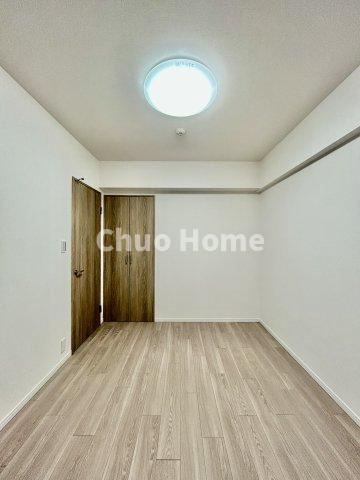 ジェイパーク北千住モナクレイスの寝室|【寝室】心と体をゆったりと安らげる主寝室。寝室のゆとりが大きい分だけ、暮らしの安らぎは深まります。一日の疲れを癒すだけでなく、ご夫婦の親密な語らいを紡ぎ出します