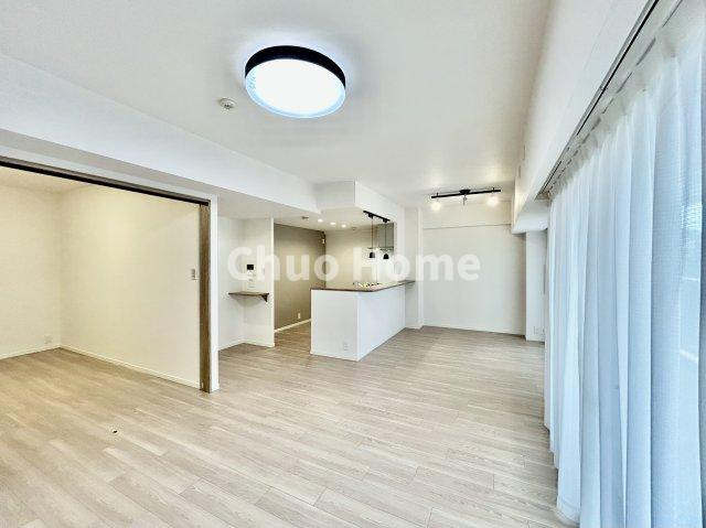 ジェイパーク北千住モナクレイスの居間・リビング|【居間・リビング】「ＬＤＫは家族団らんをデザイン」広いＬＤＫでは家族が集まり一緒の時間を過ごせる工夫がされております。何気ない一日の当たり前のひとコマがいつか一生の宝物になります