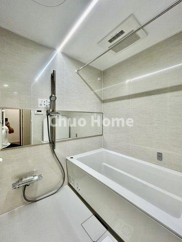 ジェイパーク北千住モナクレイスの浴室|【バスルーム】暖房換気乾燥機付きシステムバスルーム。暖房・冷風・換気・乾燥など、毎日を快適に過ごせるうれしい機能が揃っています。雨の日の洗濯物も安心です。