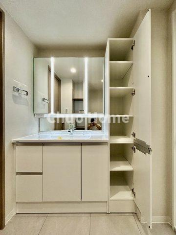 ジェイパーク北千住モナクレイスの独立洗面台|【洗面化粧台】洗面化粧台には三面鏡を採用。身だしなみを整えやすい事はもちろんですが、鏡の後ろに収納スペースを設ける事により、散らかりやすい洗面スペースをすっきりさせる事が出来るのも嬉しいですね