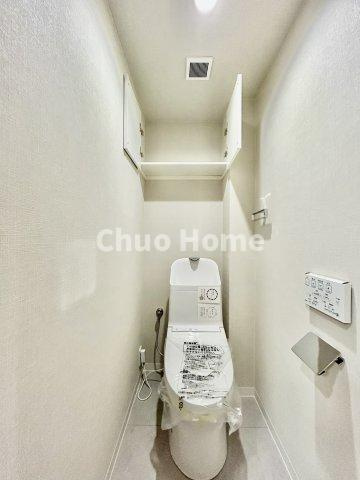 ジェイパーク北千住モナクレイスのトイレ|【トイレ】 収納スペースをしっかりと確保した温水洗浄便座機能付きトイレ。温水洗浄便座は清潔にお使いいただくための大切なアイテムです。