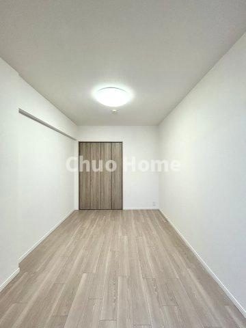 ジェイパーク北千住モナクレイスの洋室|【洋室】快適に過ごす条件は、一人ひとり違います。だからこそ飾り過ぎないシンプルな内装と偏り過ぎないデザインで統一しております。居住していく中でオーナー様だけの【マイホーム】に創り上げて下さい