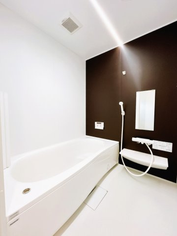 【浴室】 | 北見市東相内町６５１番地２１　中古売家 | 【リフォーム済】お風呂は1坪のユニットバスに交換致しました。広い浴槽では足を伸ばしてゆっくりくつろぐことができますね。一日の疲れも癒えますね。