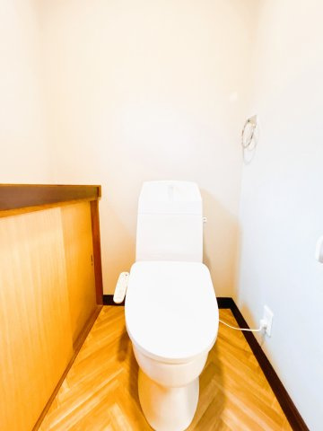 【トイレ】 | 北見市東相内町６５１番地２１　中古売家 | 【リフォーム済】トイレは便器ごと新品交換致しました。便座も温度調整が出来るので、寒い冬でも安心して利用できます。直接肌に触れる部分なので、新品だと嬉しいですね。