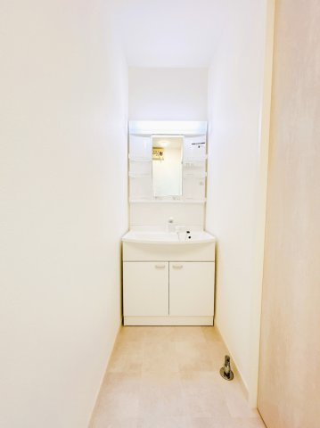 【洗面所】 | 北見市東相内町６５１番地２１　中古売家 | 【リフォーム済】洗面化粧台は新品の物に交換致しました。