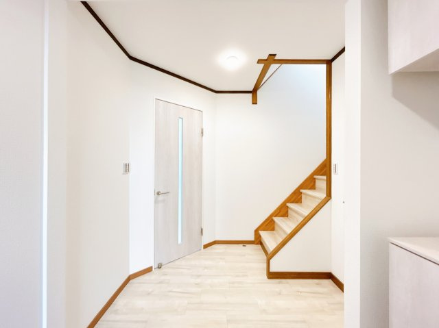 【玄関】 | 北見市東相内町６５１番地２１　中古売家 | 【リフォーム済】玄関ホールは床と壁紙の張替えを行い、リビングドアとトイレのドアも新品に交換致しました。