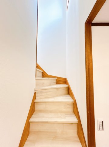 【その他共用部分】 | 北見市東相内町６５１番地２１　中古売家 | 【リフォーム済】階段にはクッションフロアを張りました。