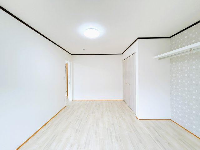 【洋室】 | 北見市東相内町６５１番地２１　中古売家 | 【リフォーム済】リビング横の和室は洋室へ変更し、壁紙は張替えを行いました。