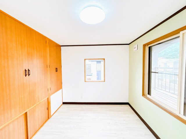 【洋室】 | 北見市東相内町６５１番地２１　中古売家 | 【リフォーム済】2階東側6帖居室は床と壁紙の張替えを行いました。2面採光なので日当たり良好です。