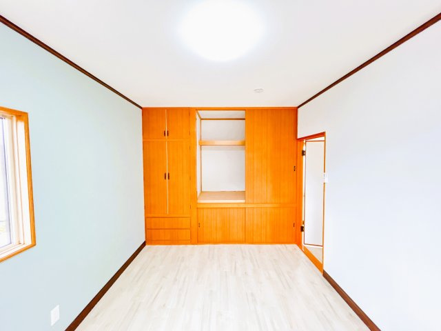 【収納】 | 北見市東相内町６５１番地２１　中古売家 | 【リフォーム済】2階西側居室の押し入れはクリーニングを行い、収納の中は壁紙を張りました。