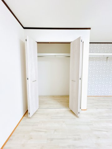 【収納】 | 北見市東相内町６５１番地２１　中古売家 | 【リフォーム済】1階洋室には新たにクローゼットを新設致しました、収納が多いとうれしいですね。