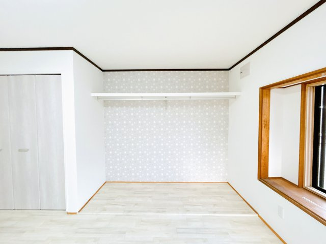 【収納】 | 北見市東相内町６５１番地２１　中古売家 | 【リフォーム済】1階洋室にはオープンクローゼットを新設致しました。湿気がこもらずに服や靴のカビ、臭いを防げるのでうれしいですね。