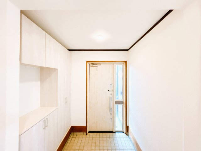 【玄関】 | 北見市東相内町６５１番地２１　中古売家 | 【リフォーム済】玄関ドア、壁紙、シューズボックスは白を基調としておりますので清潔感あふれる仕上がりになっております。