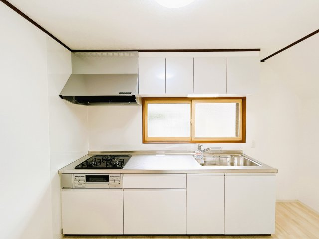 【キッチン】 | 北見市東相内町６５１番地２１　中古売家 | 【リフォーム済】キッチンは幅約255cmと広々しています。