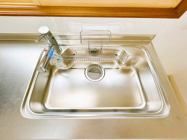 【キッチン】 | 北見市東相内町６５１番地２１　中古売家 | 【リフォーム済】シンクは食器や鍋等まとめて洗えるサイズ感です。